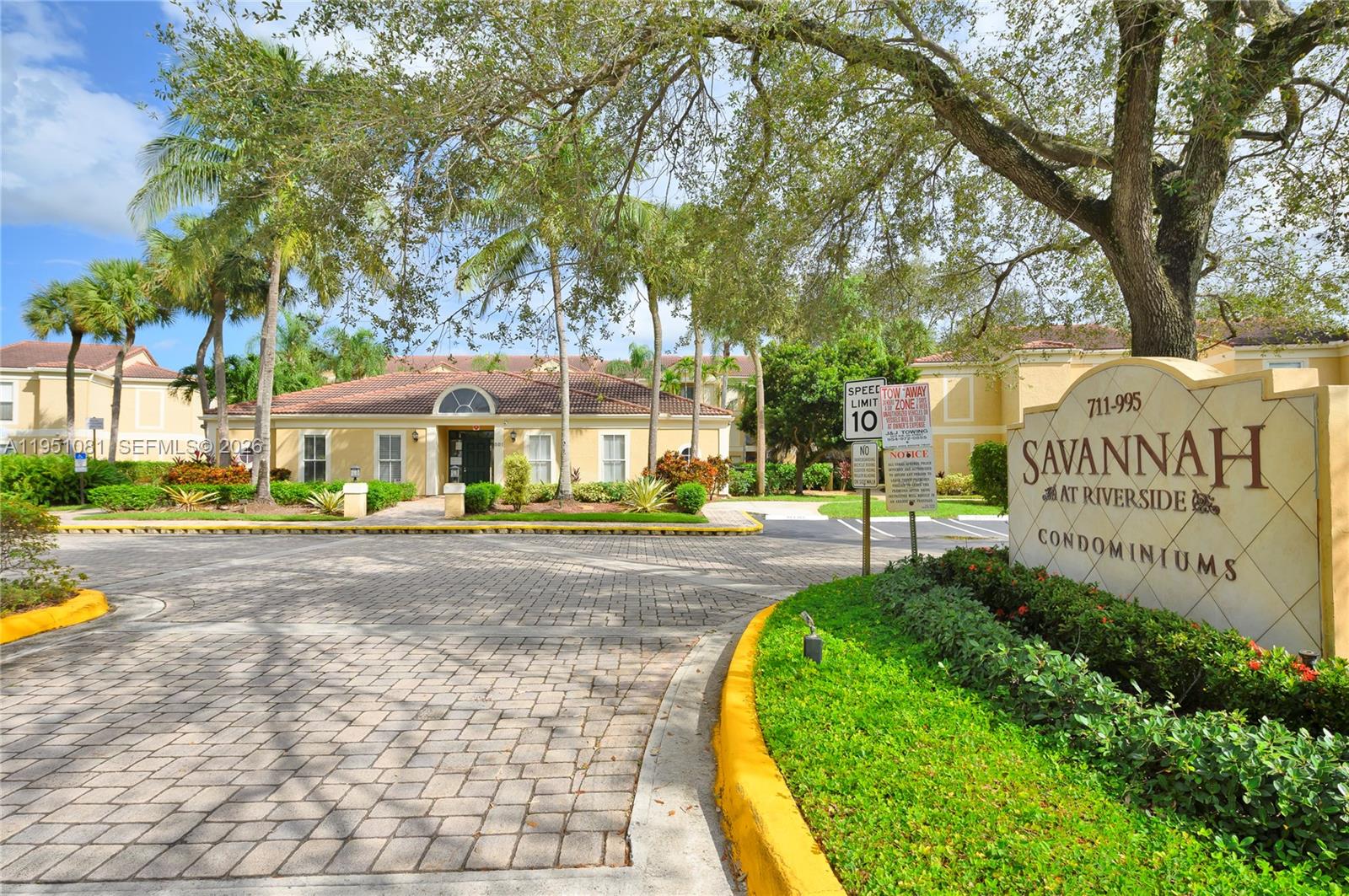 833 Riverside Drive, Unit 811 Coral Springs, FL 33071 - Photo 23 of 26 a view of a volley ball court