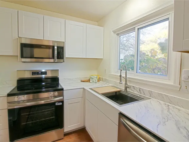 $359,900 | B10 Stonehedge Drive, South Burlington, VT 05403