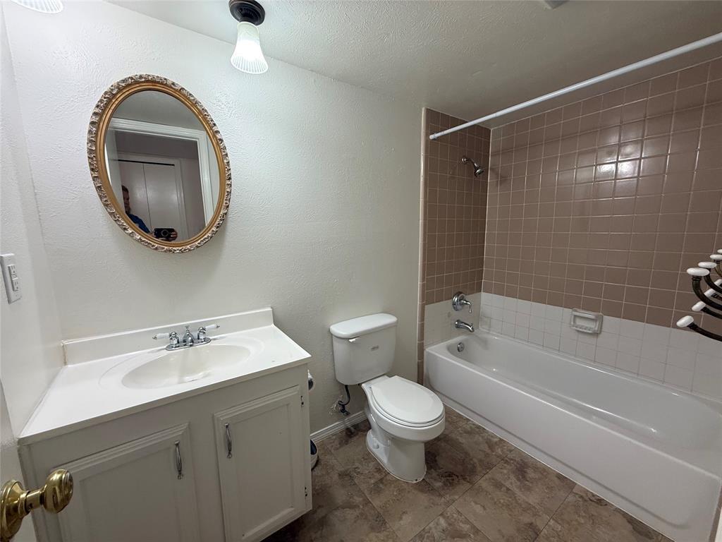 504 Woodcrest Way Forney, TX 75126 - Photo 23 of 26 a bathroom with a toilet sink and bathtub