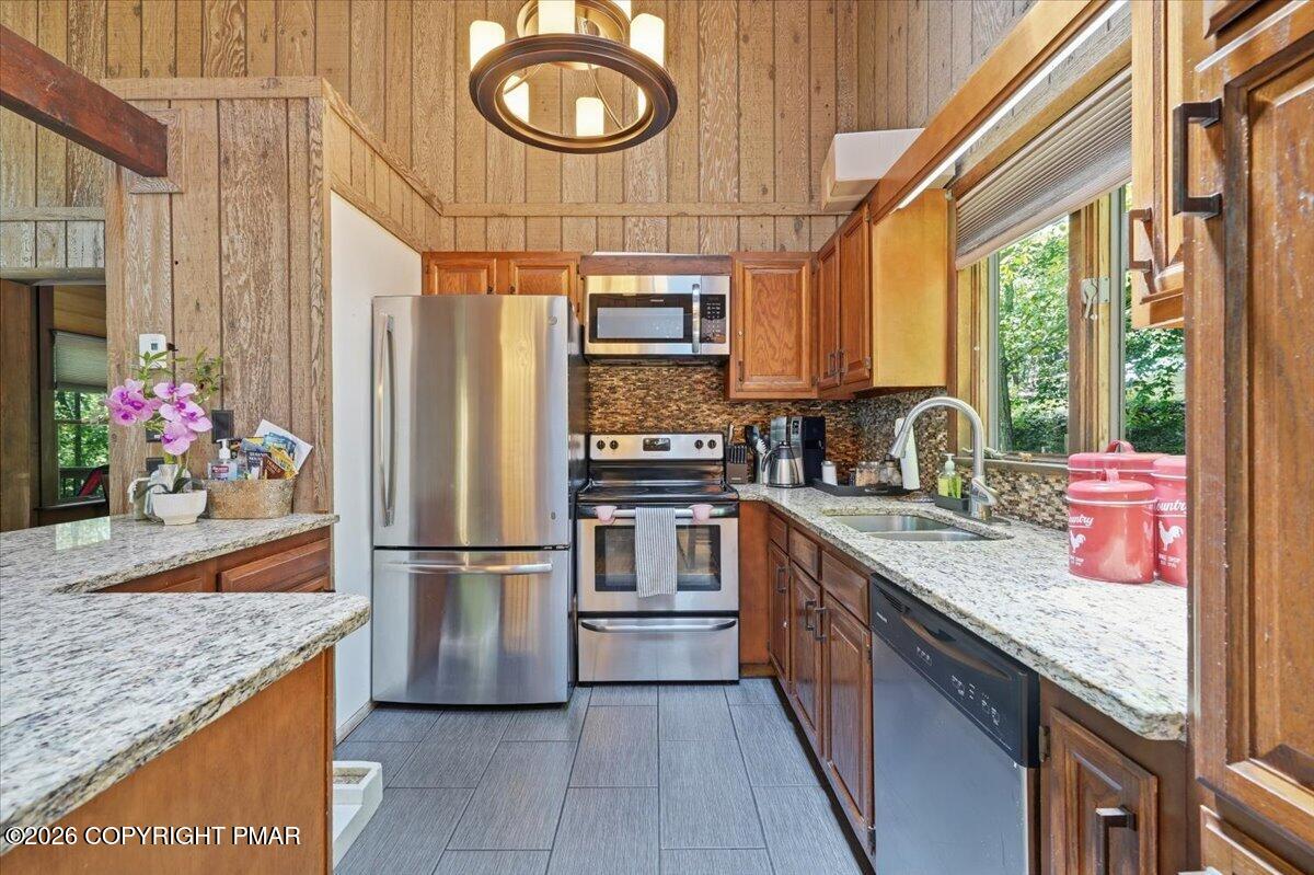 1076 Porter Drive Bushkill, PA 18324 - Photo 9 of 82 21-016_DSC00554