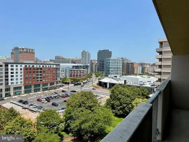 $2,550 | 4141 North Henderson Road, Unit 912, Arlington, VA 22203