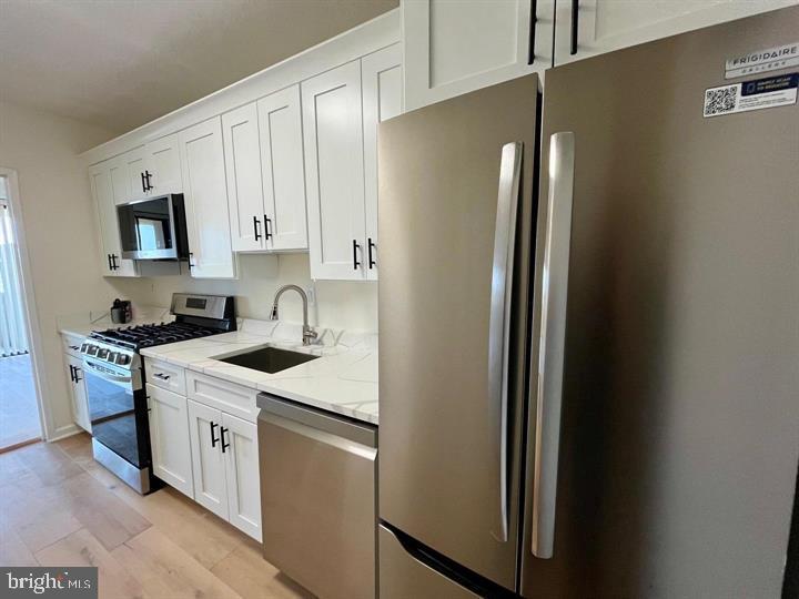 4141 North Henderson Road, Unit 912 Arlington, VA 22203 - Photo 2 of 17 Modern kitchen with sleek appliances.