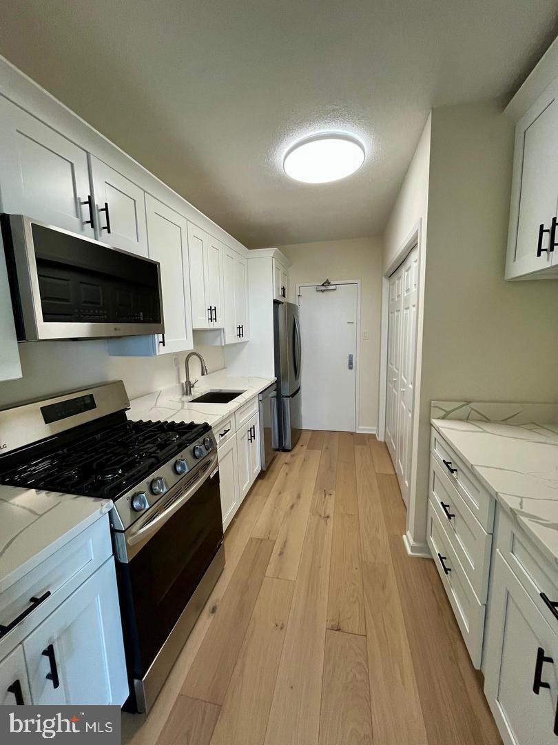4141 North Henderson Road, Unit 912 Arlington, VA 22203 - Photo 3 of 17 Modern kitchen with sleek finishes.