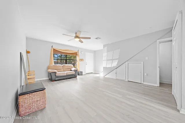 a view of livingroom with furniture and ceiling fan