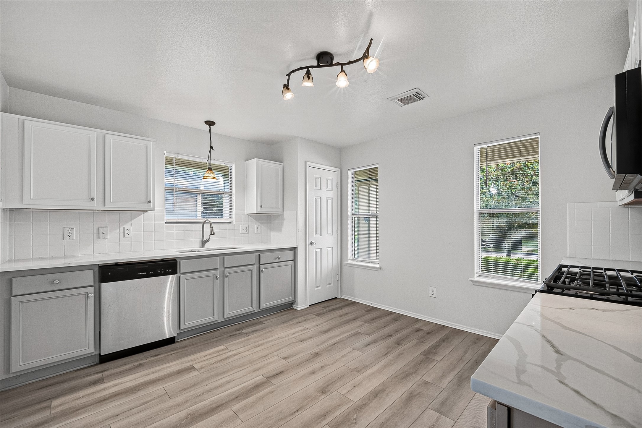 4119 Carmel Ridge Way Pasadena, TX 77503 - Photo 10 of 31