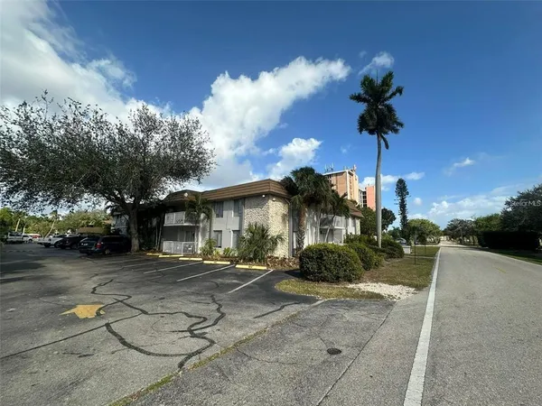 $1,290 | 1830 Maravilla Avenue, Unit 607, Fort Myers, FL 33901