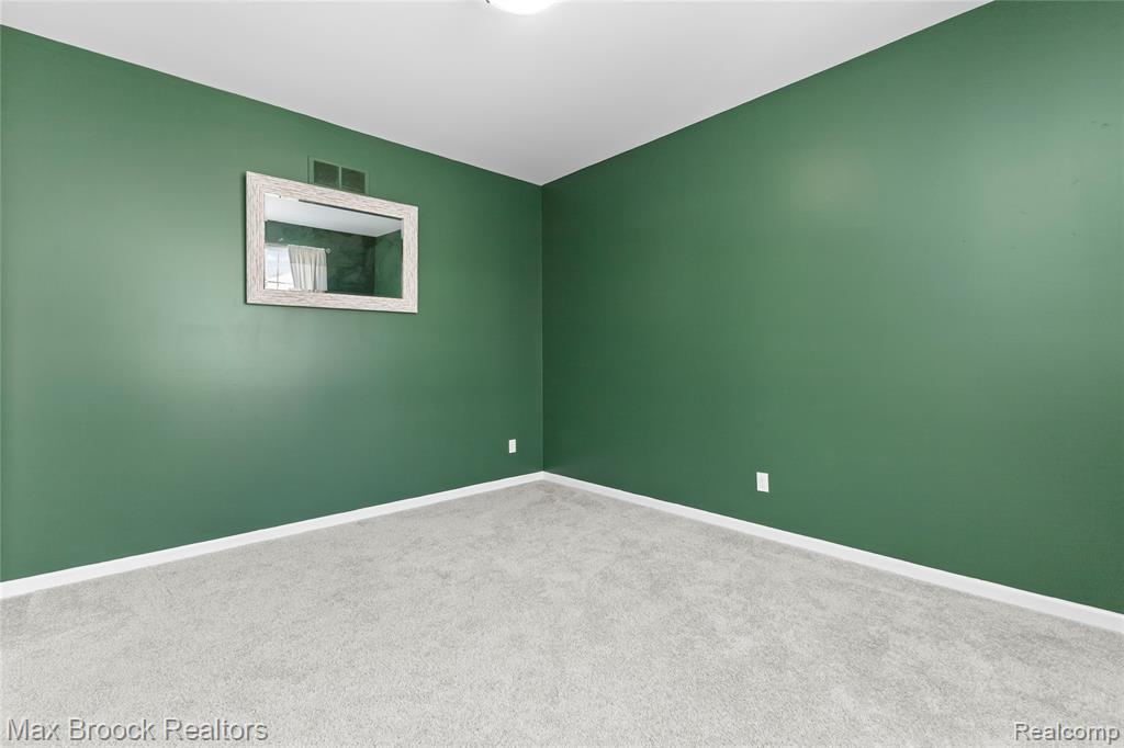 4211 Kent Road Royal Oak, MI 48073 - Photo 12 of 54