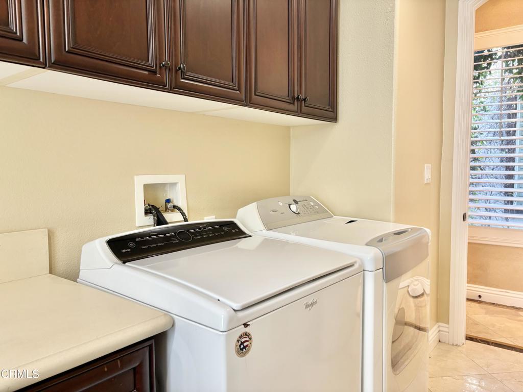 1702 Aleutian Way Oxnard, CA 93035 - Photo 13 of 73 a utility room with dryer and washer