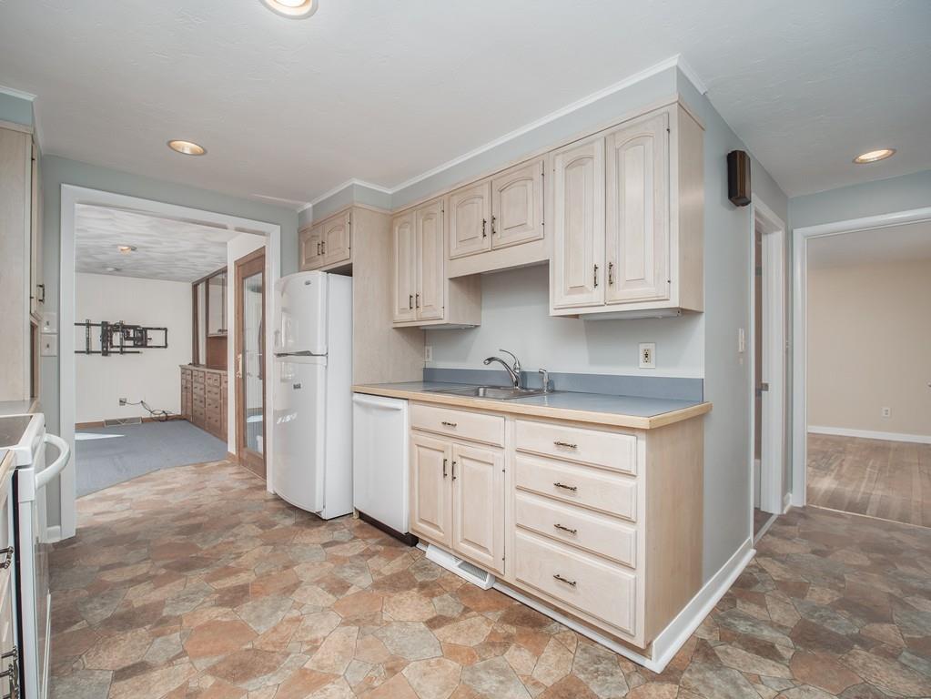 4 Chestnut Hill Road Holden, MA 01520 - Photo 8 of 31 Gallery Image 8
