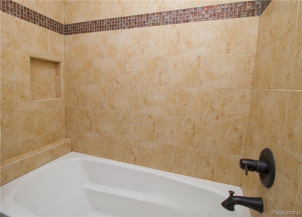 125 Highland Avenue Rochester, MI 48307 - Photo 26 of 54 Jack and Jill Bath