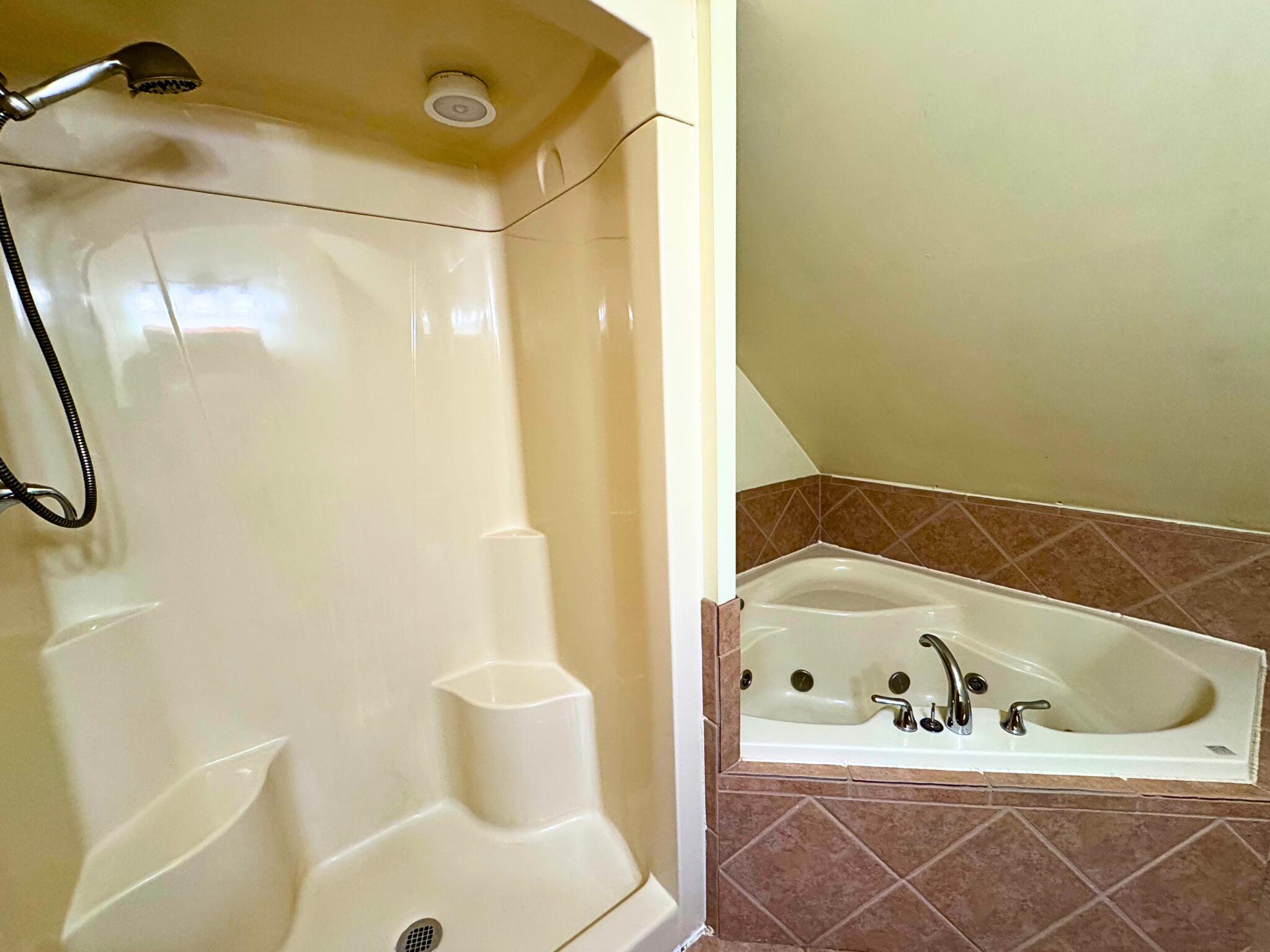 2906 Erie Street Racine, WI 53402 - Photo 15 of 21 Primary Bathroom (U)