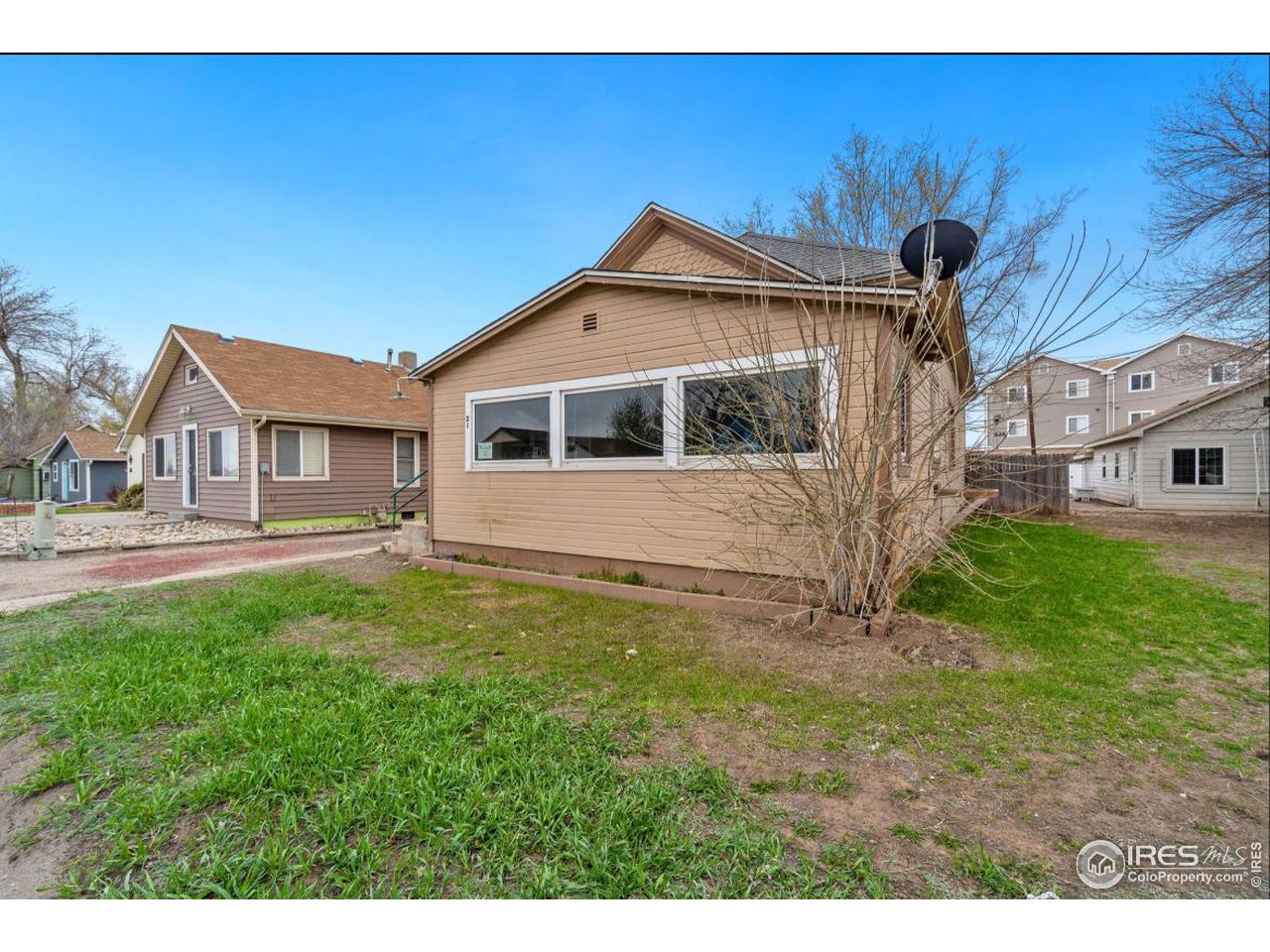 a view of a house with backyard and sitting area