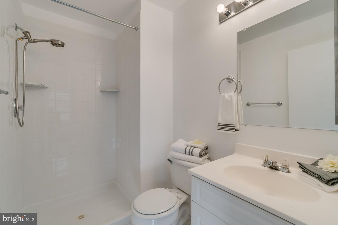 2364 Hunters Square Court Reston, VA 20191 - Photo 12 of 25 Master Bathroom
