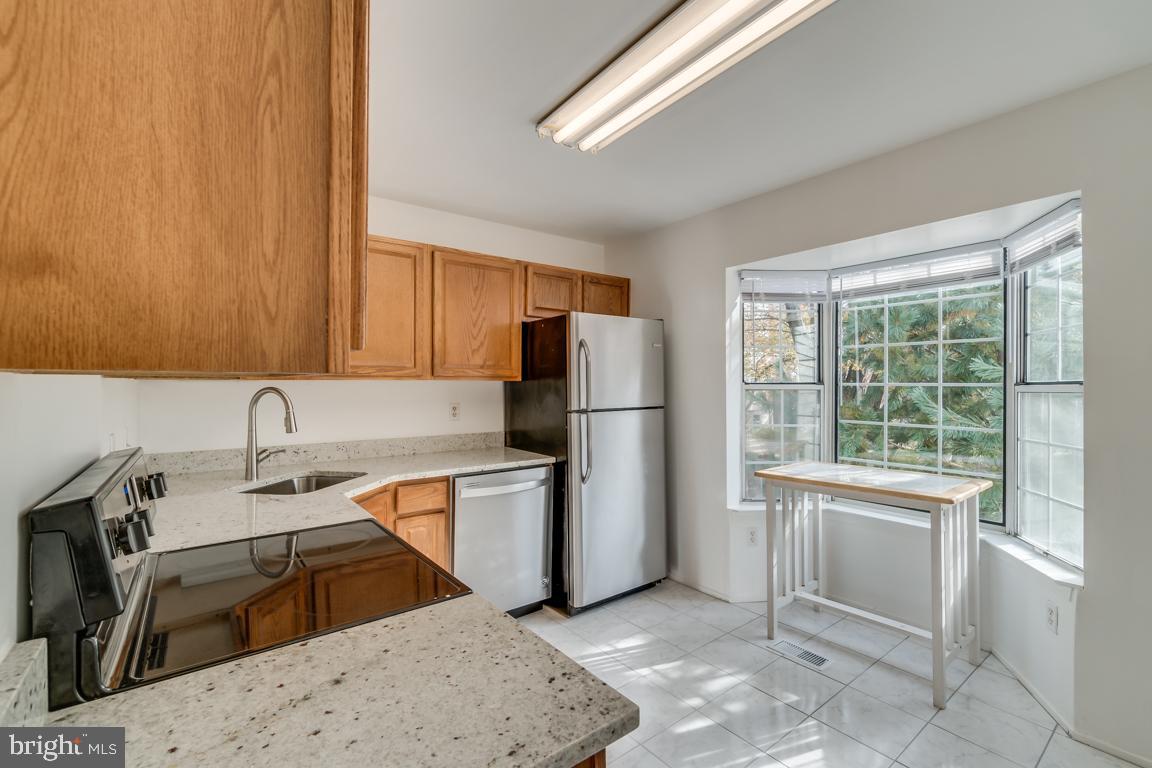 2364 Hunters Square Court Reston, VA 20191 - Photo 3 of 25 Updated, Sun-lit kitchen