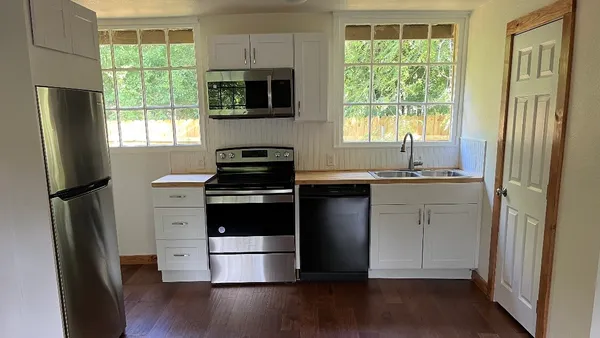 $1,250 | 106 South Ave A, Unit E, Elgin, TX 78621