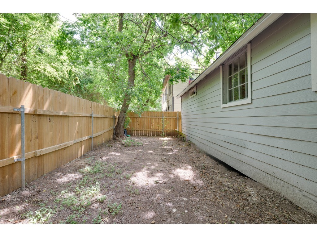 106 South Ave A, Unit E Elgin, TX 78621 - Photo 12 of 30 a backyard of a house