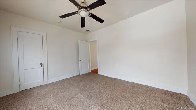 en empty room with ceiling fan