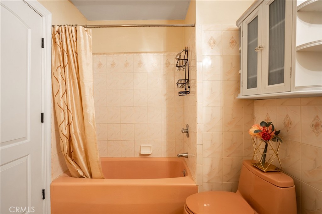 415 South Taper Avenue Compton, CA 90220 - Photo 20 of 32 a bathroom with a toilet and a shower