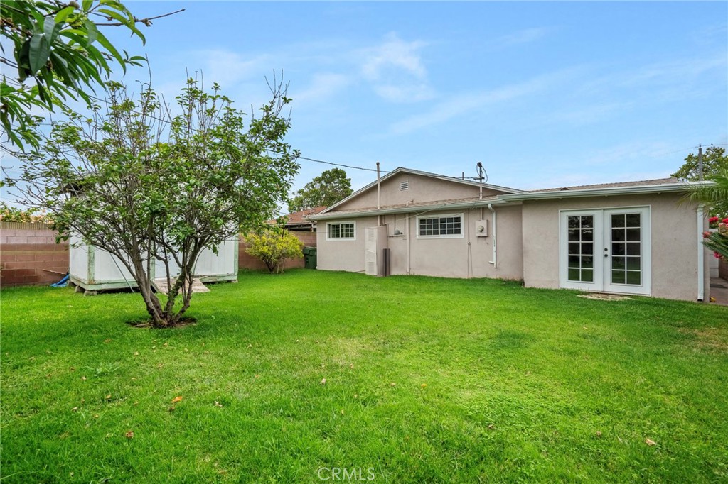 415 South Taper Avenue Compton, CA 90220 - Photo 26 of 32 a view of a yard with a house