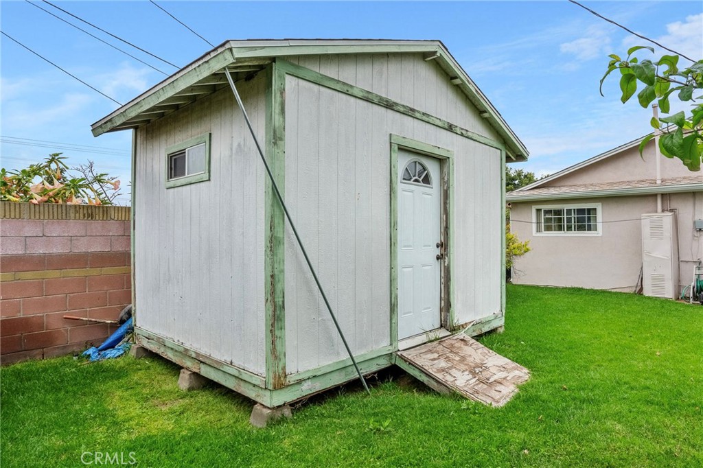 415 South Taper Avenue Compton, CA 90220 - Photo 27 of 32 a backyard of a house with table and chairs