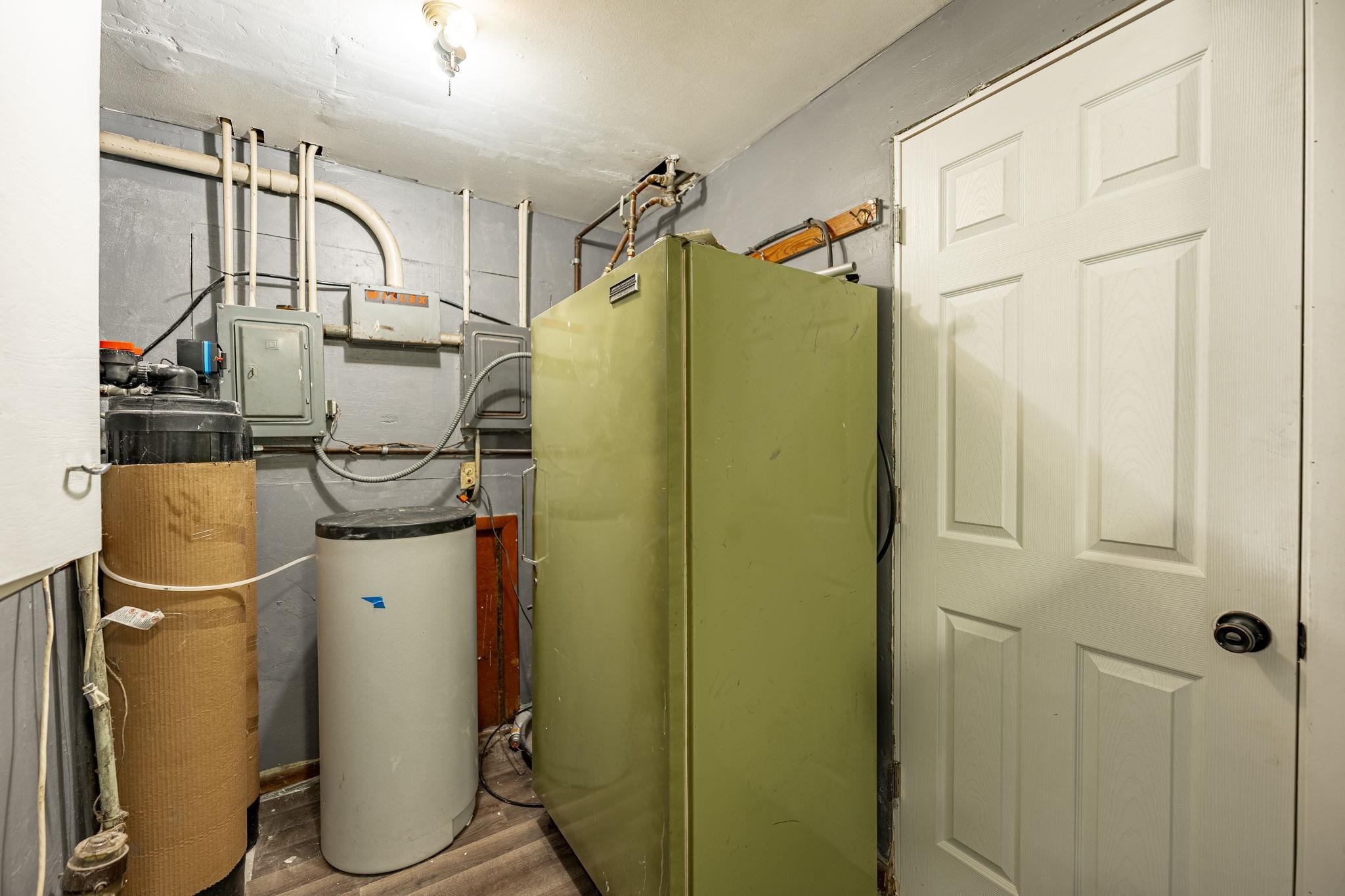729 West Perry Street Belvidere, IL 61008 - Photo 14 of 27 a utility room with dryer and washer