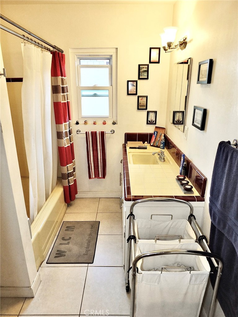 1808 East Appleton Street, Unit 6 Long Beach, CA 90802 - Photo 30 of 41 Vintage bathroom is clean and well kept