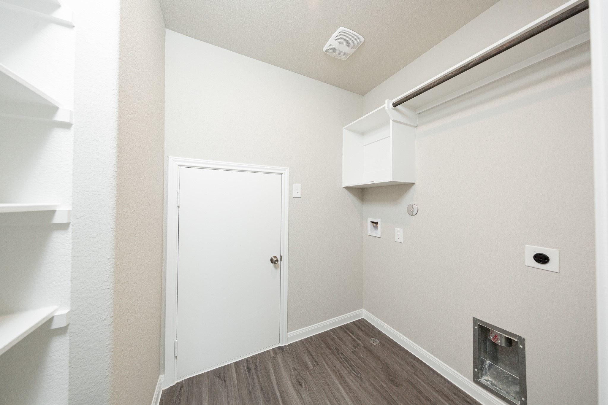 13687 Kit Run Splendora, TX 77372 - Photo 14 of 24 a room that has a window in it