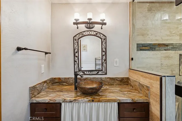 a view of a house with backyard and tree