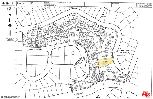 en bathroom with a sink and a mirror