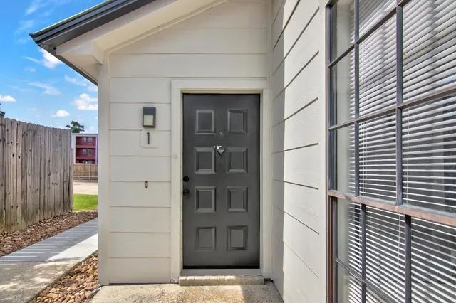 $825 | 4335 Crow Road, Beaumont, TX 77706