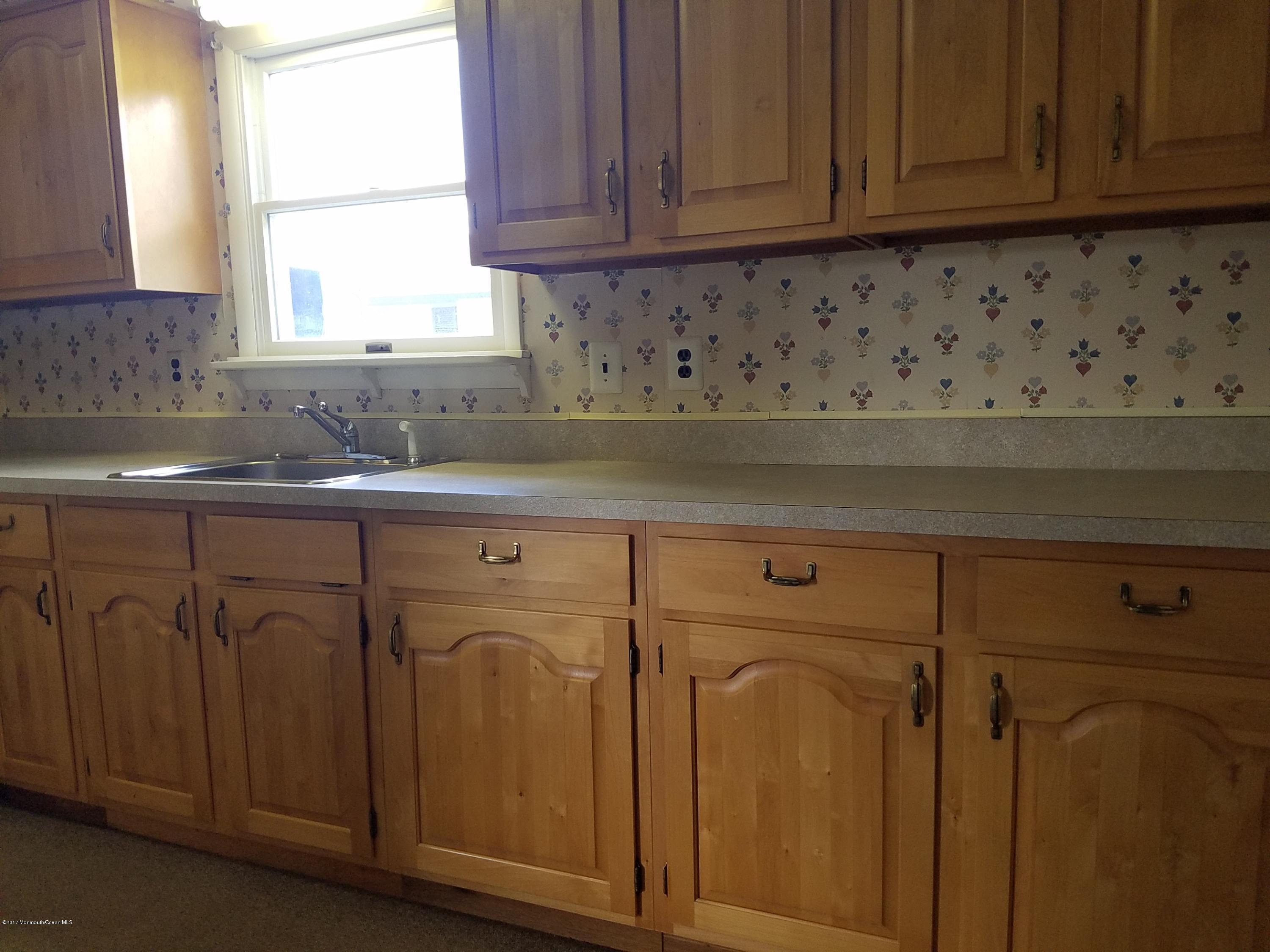 18 Brooke Road Brick, NJ 08724 - Photo 5 of 10 Newer Kitchen Cabinets