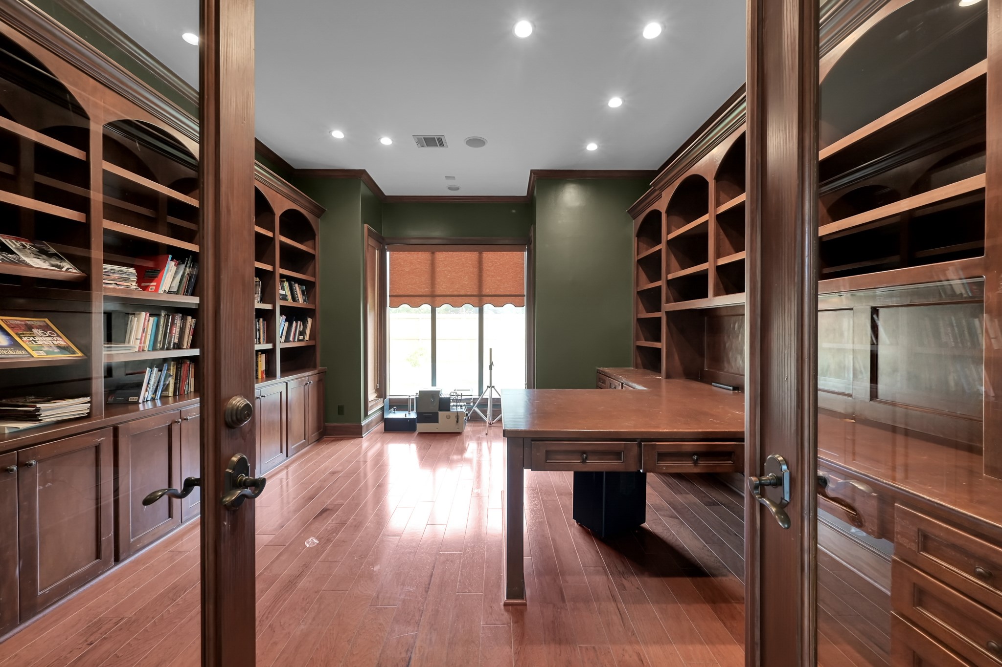 9602 Chatfield Street Houston, TX 77025 - Photo 26 of 48 a room with furniture and a book shelf