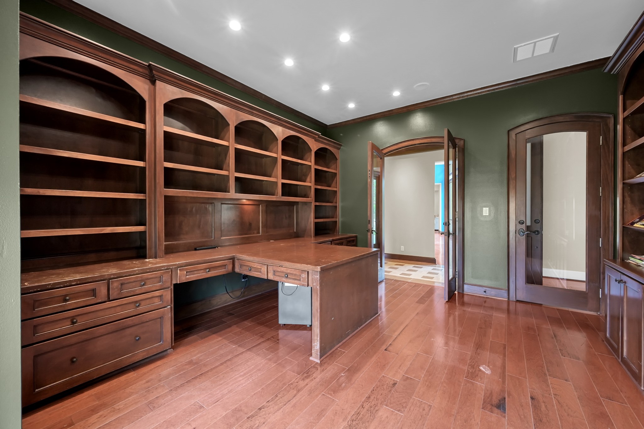 9602 Chatfield Street Houston, TX 77025 - Photo 27 of 48 a livingroom with wooden floor and furniture