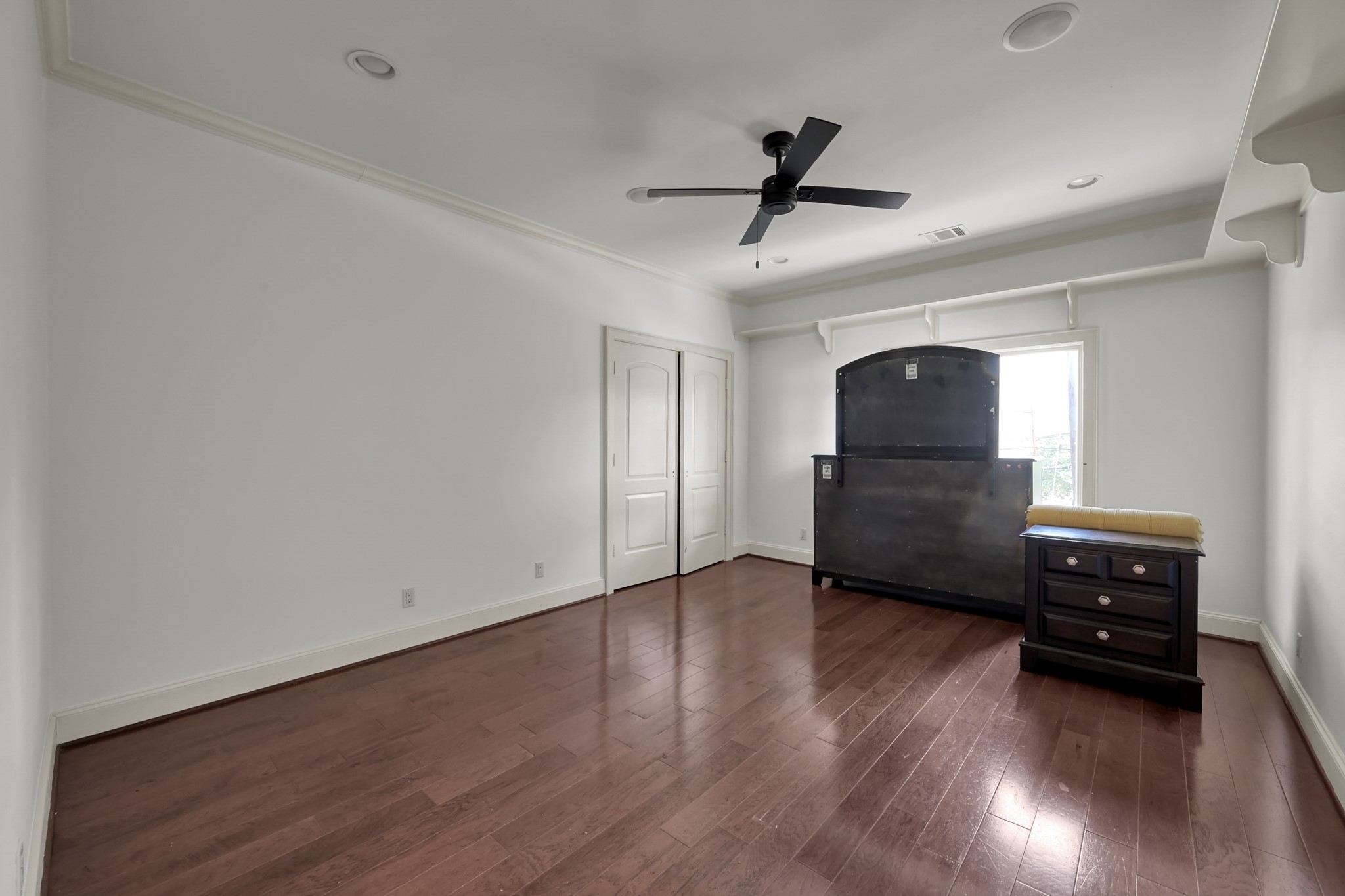 9602 Chatfield Street Houston, TX 77025 - Photo 32 of 48 a view of empty room with wooden floor and ceiling fan