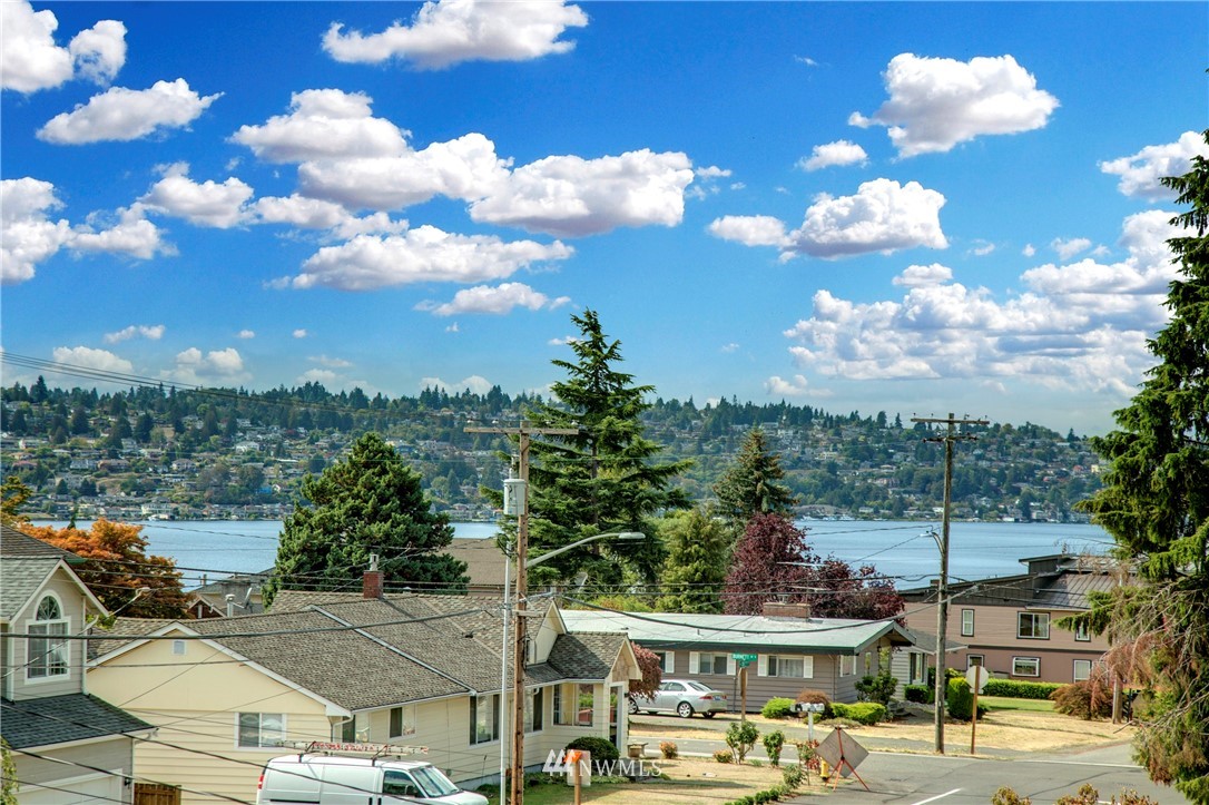 1002 North 30th Street Renton, WA 98056 - Photo 3 of 25 a view of a city