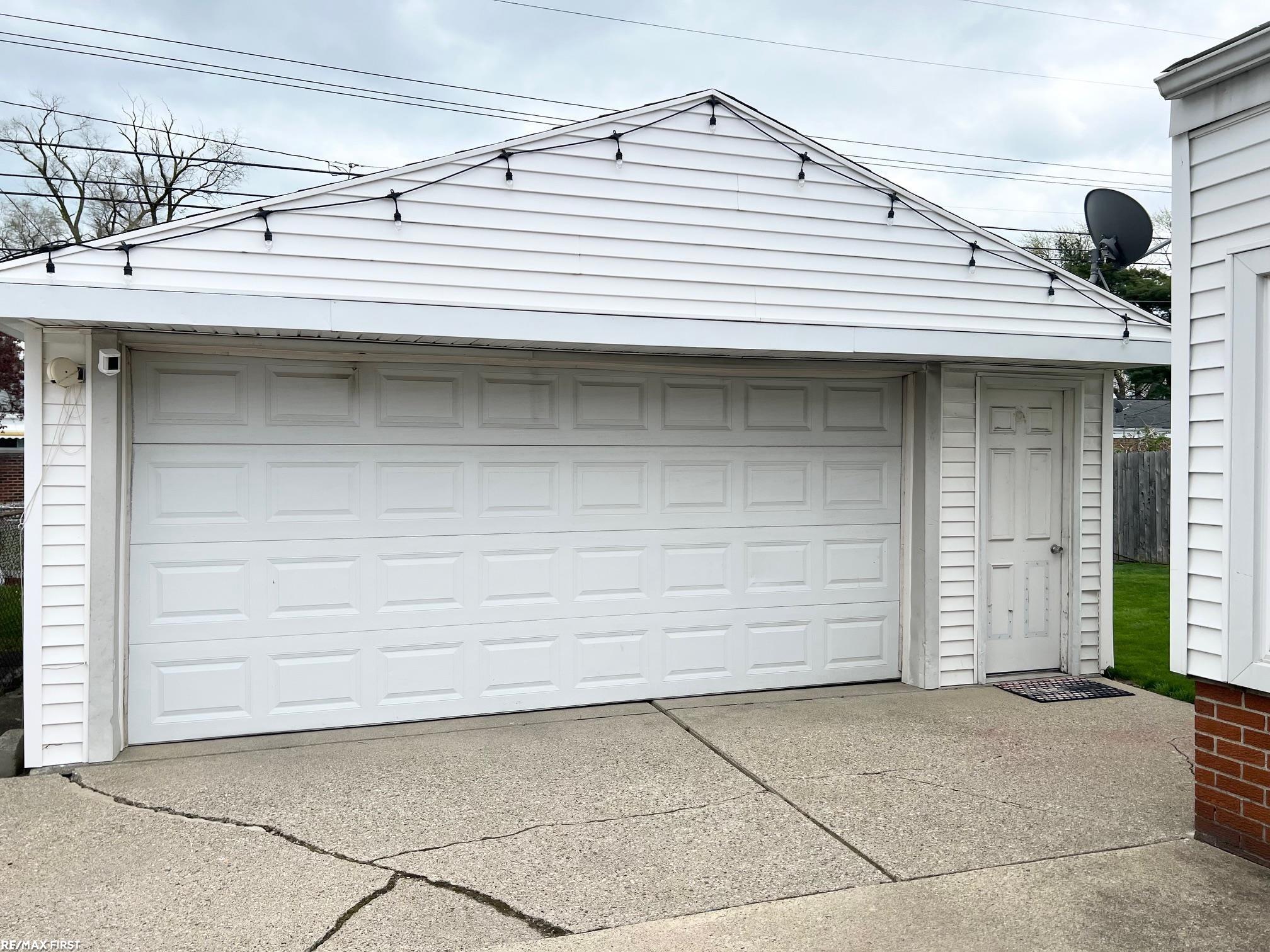 24834 Kelly Eastpointe, MI 48021 - Photo 14 of 15 50139495-6b29e9ed-13a1-4a1d-82c1-5cbe9f710056.JPG