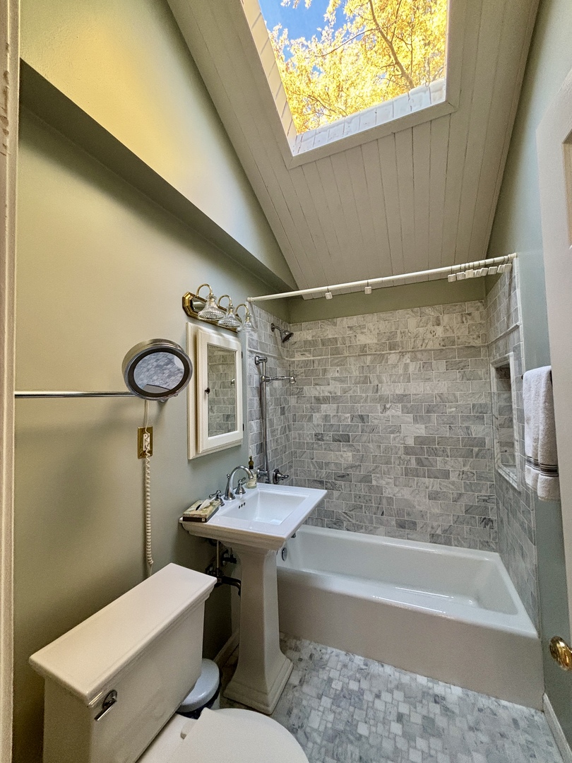 758 Maple Avenue Lisle, IL 60532 - Photo 20 of 31 a bathroom with a sink mirror bathtub and toilet