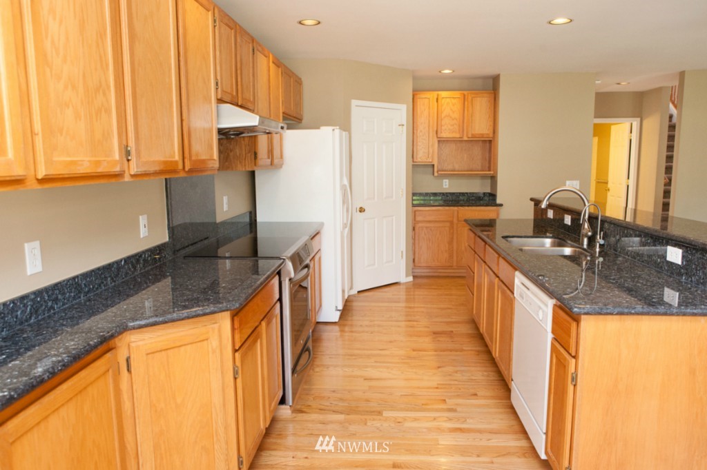 18340 160th Place Southeast Renton, WA 98058 - Photo 3 of 23 Gallery Image 3
