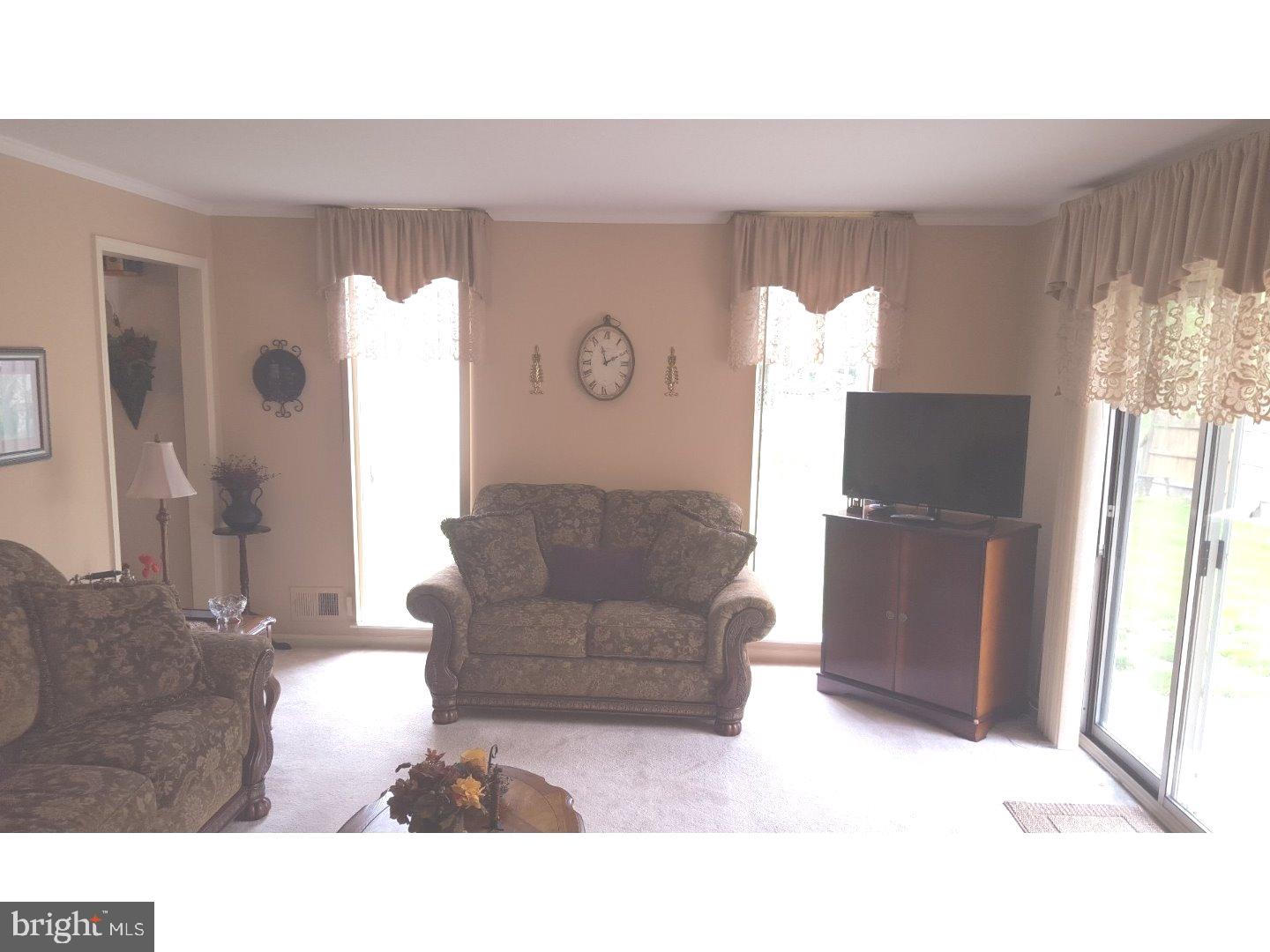 30 Geraldine Road Hightstown, NJ 08520 - Photo 4 of 24 Living Room