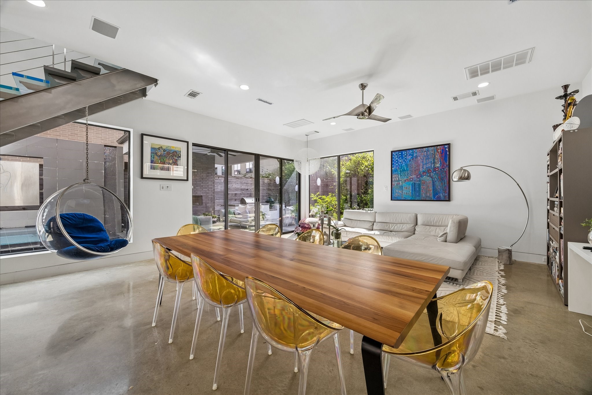 2014 Park Street Houston, TX 77019 - Photo 9 of 40 This bright and airy breakfast area connects to the kitchen and family rooms, offering stunning views of the gorgeous pool and lush greenery.