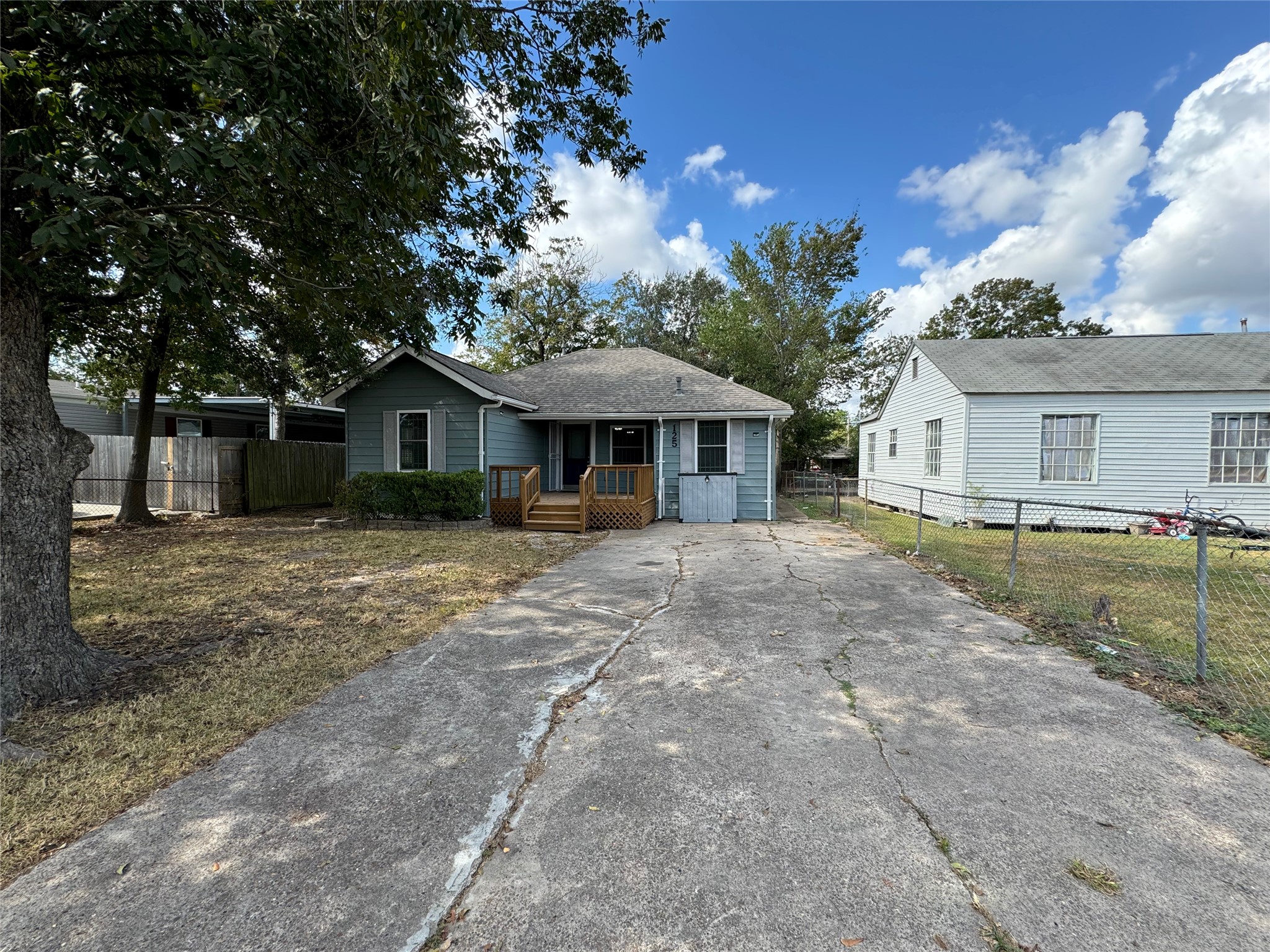125 Pomeroy Street Pasadena, TX 77506 - Photo 4 of 19 a front view of a house with a yard