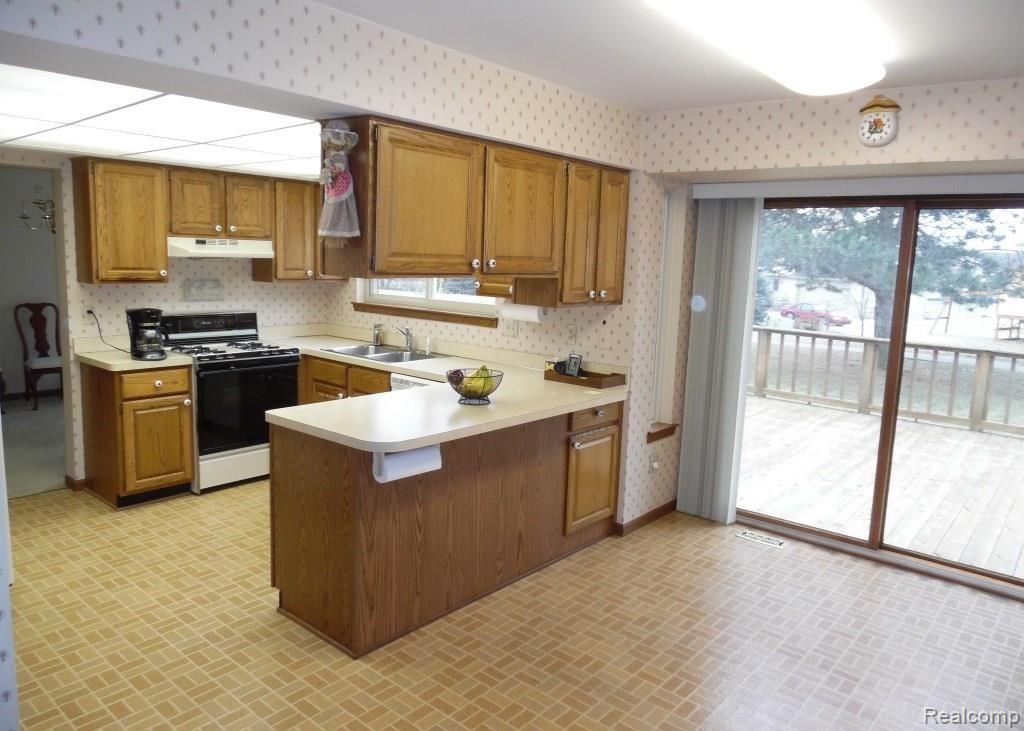 720 Shelley Drive Rochester, MI 48307 - Photo 11 of 23 Kitchen/Breakfast Nook