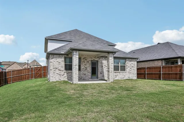 a view of a house with backyard and a garden