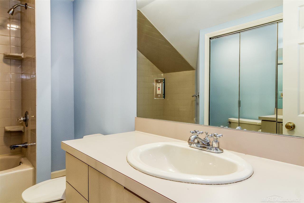1552 Roslyn Road Grosse Pointe, MI 48236 - Photo 18 of 37 31353811-17.JPG