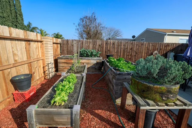 a view of a house with backyard