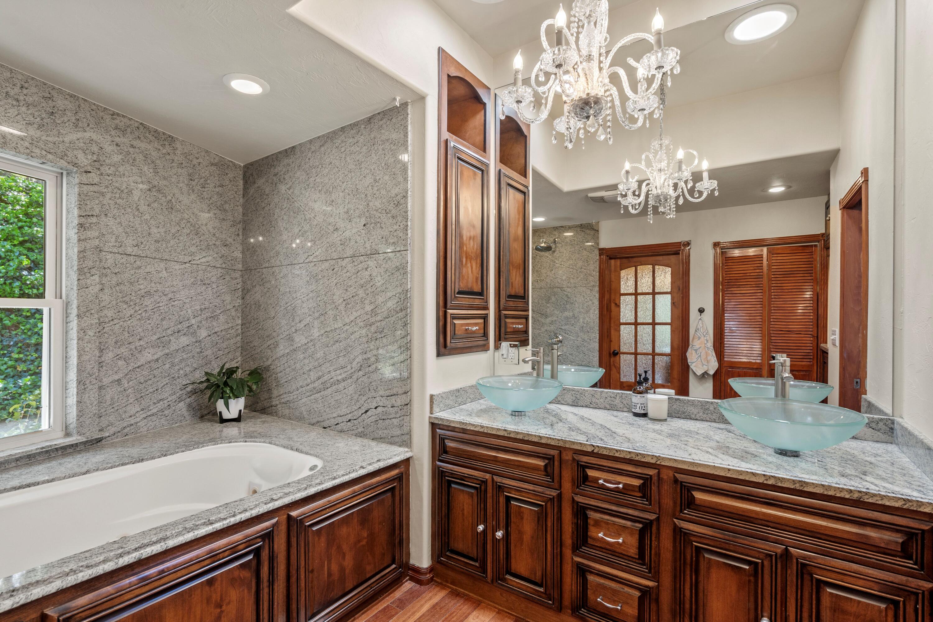 6397 Pioneer Road Medford, OR 97501 - Photo 19 of 44 Primary Bathroom