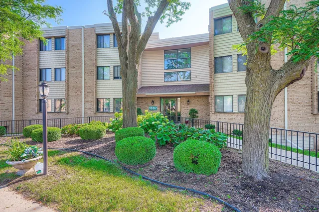 $165,500 | 1887 Silver Bell Road, Unit 103, Eagan, MN 55122