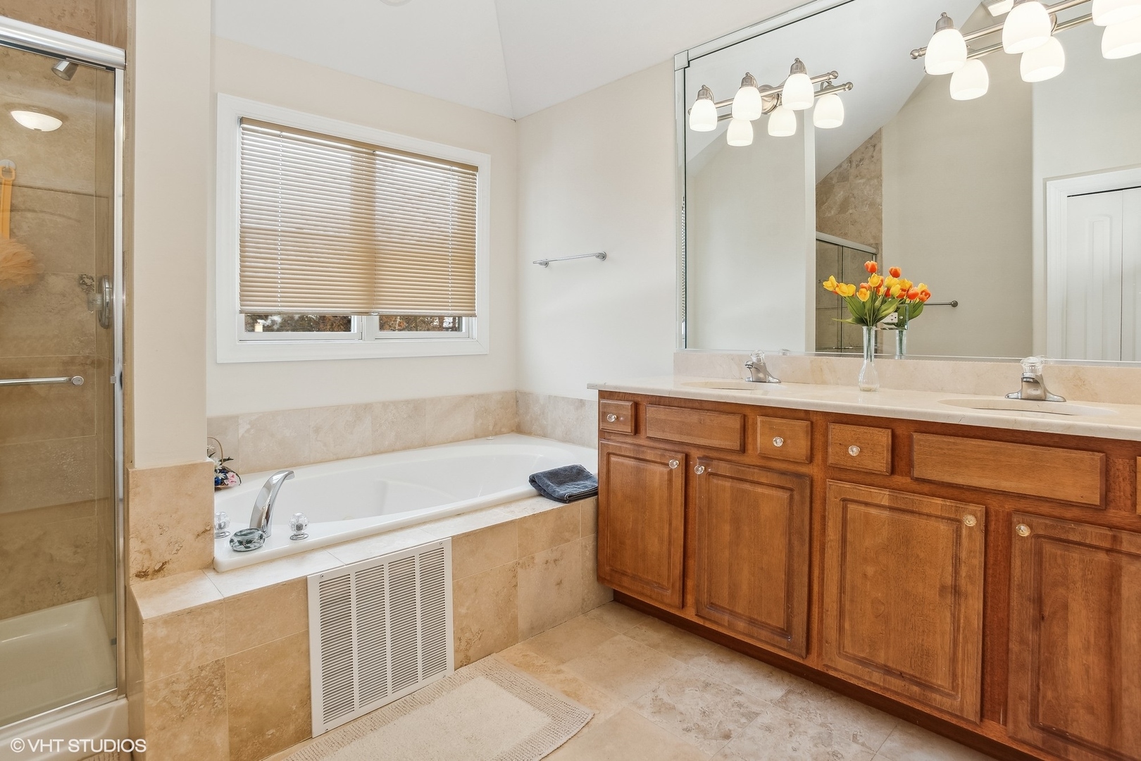1034 East Woodrow Avenue Lombard, IL 60148 - Photo 20 of 36 a bathroom with a tub a sink and a mirror