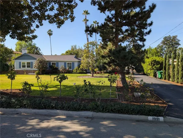 a view of a fountain in front of a house