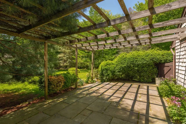 a view of a backyard